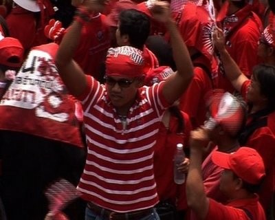 Thai troops withdrew from several security posts in the capital Saturday, under pressure from some 80,000 jubilant red-shirted protesters who mounted a new rally to call for fresh elections. (AFP TV)