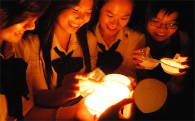 Young people in Ho Chi Minh City light candles for Earth Hour 2010 (Photo: SGGP)