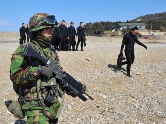 South Korean marines search for possible survivors on March 28,2010. AFP photo