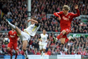 Torres (R) closes in on Sunderland's English defender Michael Turner during their English Premier League football match on March 28, 2010. AFP PHOTO