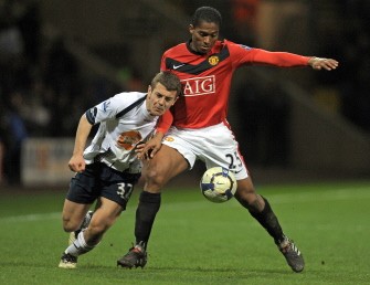 Bolton Wanderers' Jack Wilshere (L) vies with Manchester United's Antonio Valencia (R) during the English Premier League football match between Bolton Wanderers and Manchester United at The Reebok stadium, Bolton on March 27, 2010. AFP photo