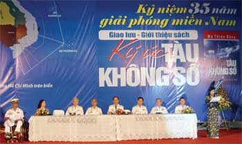 Vietnam War heroes, whose memoirs appear in the recently released book “Memoirs of unlicensed boats,” attend a discussion with readers at the 6th HCMC Book Fair mid-March (Photo: SGGP)