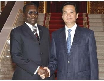 Prime Minister Nguyen Tan Dung (R) receives Tanzanian PM Mizengo Peter Pinda in Hanoi March 29 (Photo: VNA)