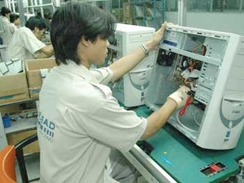 Workers assemble computers at a factory of the FPT Company in Tan Binh Industrial Park, HCMC. The city’s industrial output for the Jan-Mar period grew by over 17 percent year on year, contributing to GDP growth of 11 percent. (Photo: NLD)