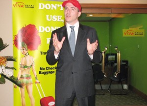 Viva Macau CEO Dr. Reg Macdonald publicizes the airline’s new ticket office in Ho Chi Minh City in December 2009 (Photo: Tuong Thuy)