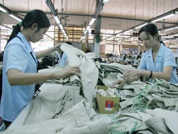Workers sort materials at the Hiep Binh Phuoc Sewing Factory of Saigon 3 Garment JSC in HCMC. The city Department of Labor, War Invalids and Social Affairs said HCMC needs around 100,000 more workers, half of which are required by the garment sector. (Photo: Tuoi Tre)