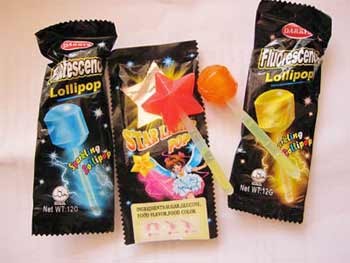 “Fluorescent lollipops,” which contain polyaromatic hydrocarbon (PAH), a toxic substance that can cause cancer. (Photo: congthuongonline)
