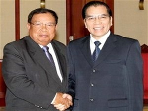 Vietnam's Party General Secretary Nong Duc Manh (R) greets Lao Vice President Bounnhang Volachit in Hanoi on March 30. (Photo: Vietnam News Agency)