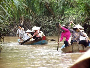 Small boats carry tourists in a countryside tour in the Mekong province of Tien Giang, Vietnam (Photo: Thinh Khanh)