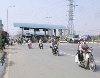 Hanoi Highway in HCM City (Photo: Nguoi Lao Dong)