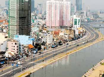 A section of the East-West Highway in HCM City(Photo: SGGP)