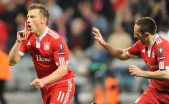Bayern Munich's Croatian striker Ivica Olic (L) celebrates scoring with Bayern Munich's French midfielder Franck Ribery during the UEFA Champions League 1st leg quarter-final match FC Bayern Munich vs Manchester United on March 30, 2010. AFP photo