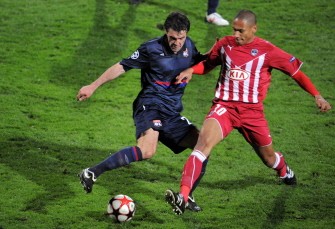 Lyon’s French midfielder Jeremy Toulalan (L) vies with Bordeaux’s Brasilian forward Ferreira Vieira Jussie (R) during the UEFA Champion's League quarter final football match Lyon vs. Bordeaux, on March 30, 2010. AFP PHOTO