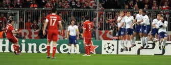 Bayern Munich's French midfielder Franck Ribéry (L) scores from a free kick during the UEFA Champions League 1st leg quarter-final match FC Bayern Munich vs Manchester United. AFP PHOTO