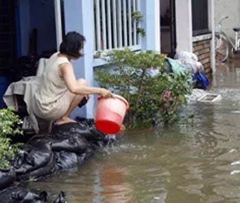 What often seen in a flooded area in HCM City during high tide (File Photo: Lao Dong)