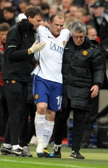 Wayne Rooney (C) is helped from the pitch after being injured during the UEFA Champions League 1st leg quarter-final match FC Bayern Munich vs Manchester United on March 30, 2010. AFP photo