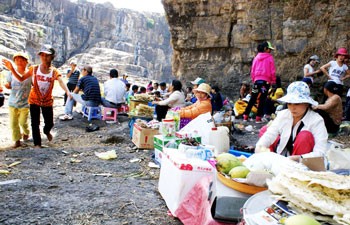 The once-majestic Pongour Waterfall in Lam Dong Province is now completely dry after a hydroelectric dam was built upstream. (Photo: SGGP)