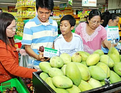 Hàng hóa dồi dào tại siêu thị. Ảnh: CAO THĂNG
