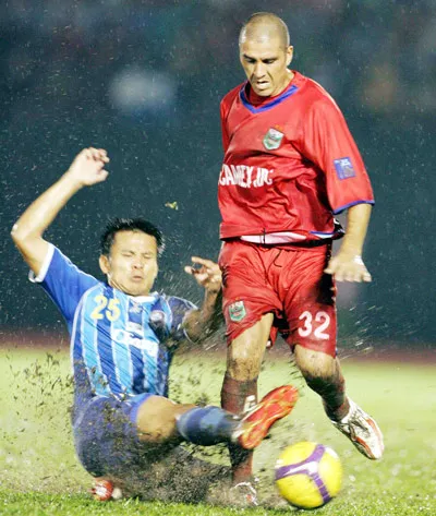 Từ cái chết thương tâm của cầu thủ Molina - Con hư, mẹ ở đâu?