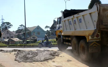 Đà Lạt: Mịt mù bụi đất quanh Hồ Xuân Hương ảnh 2