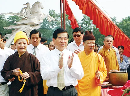 Đúc thớt đồng cuối cùng tượng đài Thánh Gióng