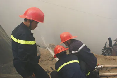 Lực lượng PPPC nỗ lực dập lửa.