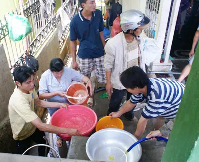 Người dân dùng xô, chậu để hứng nước dập lửa.
