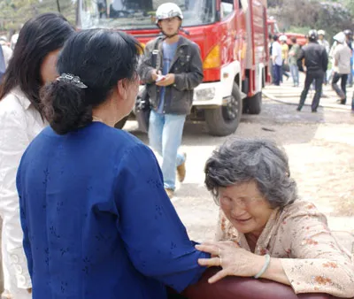 Một cụ già khóc vì nhà bị thiêu rụi.