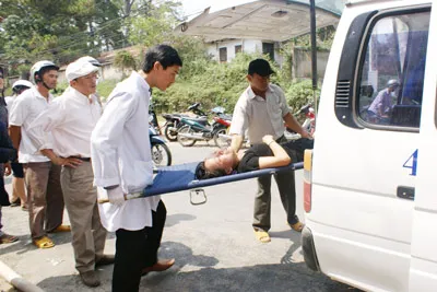 Một phụ nữ bị ngất xỉu được đưa đi cấp cứu