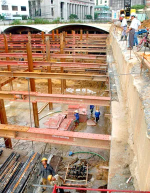 Đầu hầm Thủ Thiêm phía quận 1 đang được hoàn thiện. Ảnh: ĐỨC THÀNH