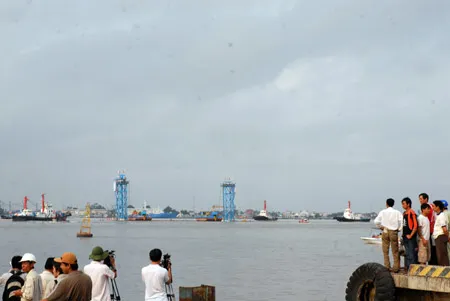 4 chiếc tàu kéo công suất 3500 mã lực đang thực hiện lai dắt đốt hầm rời khỏi khu vực sông Lòng Tàu. Ảnh: Cao Thăng