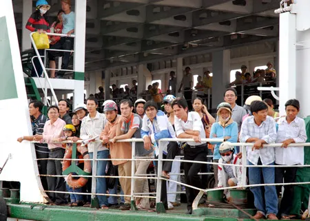 Người dân đi phà Cát Lái tranh thủ đứng xem. Ảnh: Cao Thăng