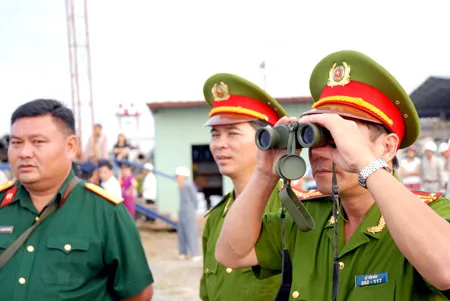 Lực lượng giữ gìn an ninh- trật tự đang làm nhiệm vụ. Ảnh: Cao Thăng