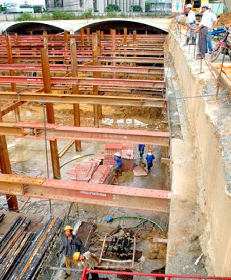 Đầu hầm Thủ Thiêm phía quận 1 đang được hoàn thiện. Ảnh: ĐỨC THÀNH.