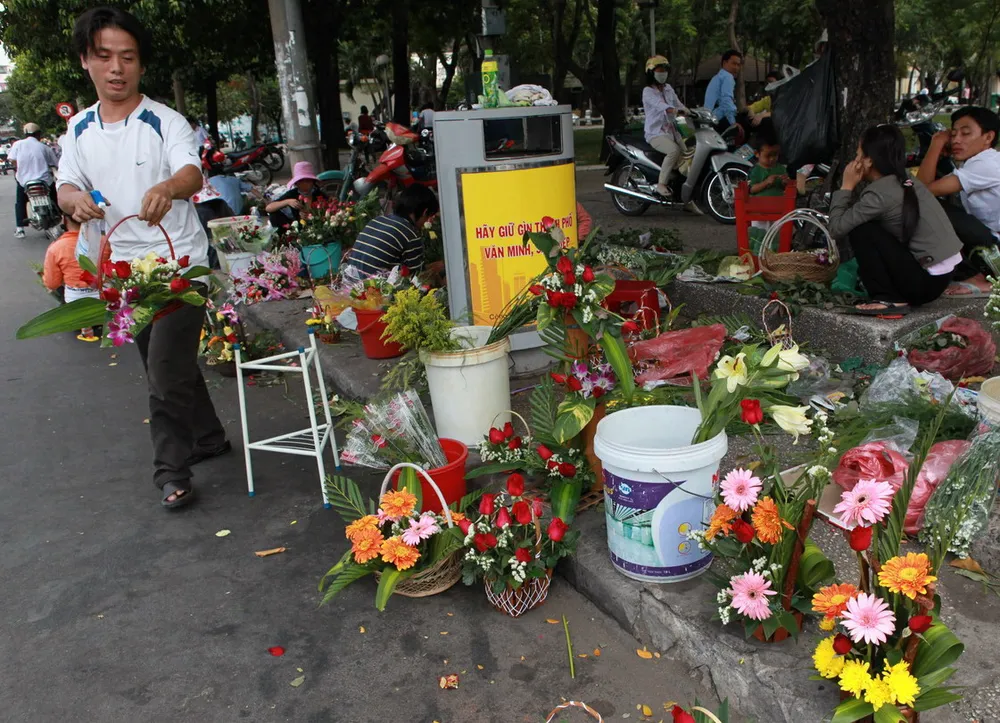 Trên đường Nguyễn Thái Học (quận 1), hàng chục người bày bán hoa đủ loại dọc theo công viên 23-9.