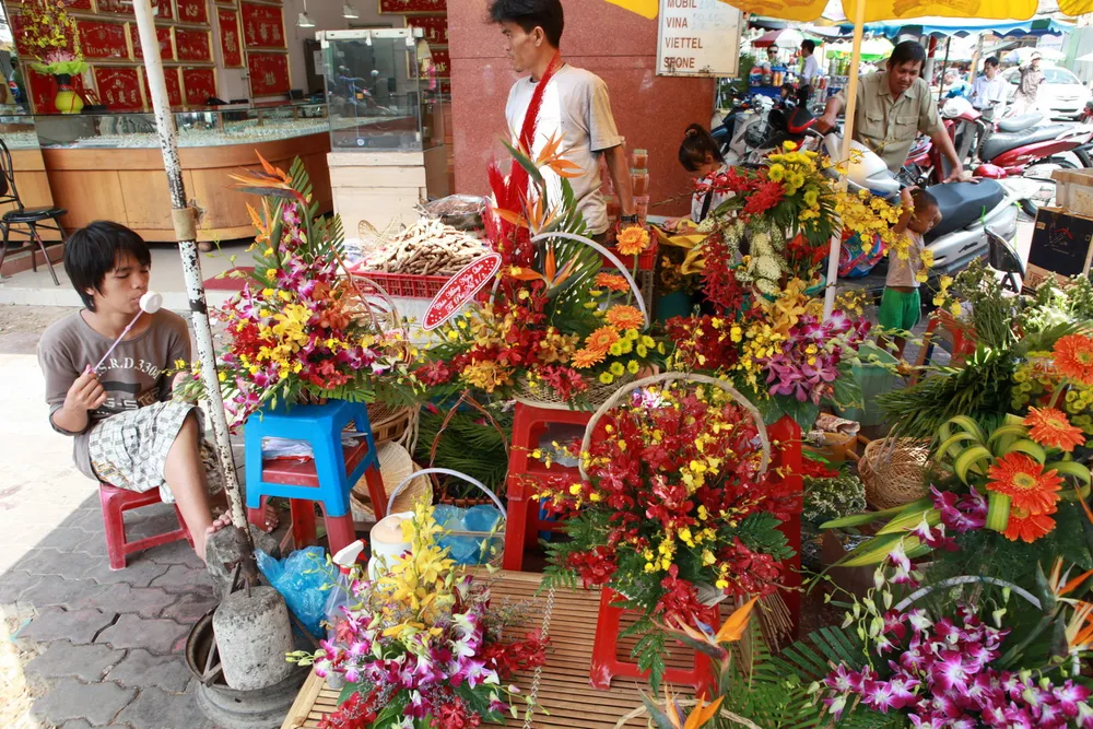 Giỏ hoa lan bày bán trên đường Lê Thánh Tôn, quận 1
