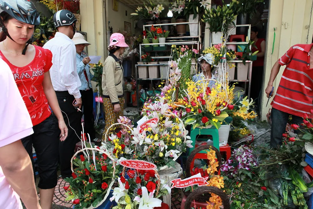 Cửa hàng hoa ở chợ Bến Thành phong phú chủng loại hoa.