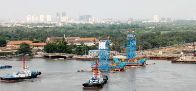 Đốt hầm dìm Thủ Thiêm đang được các hoa tiêu lai dắt vào vị trí.Ảnh: Cao Thăng