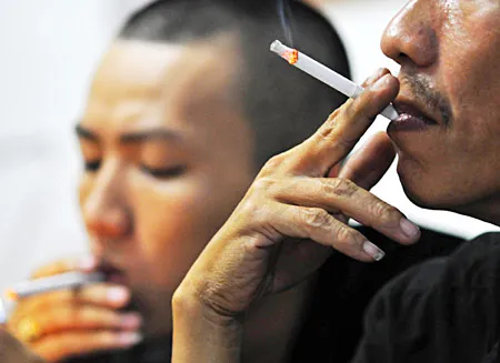 Khi mua thuốc lá dễ hơn mua rau