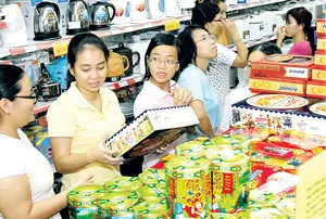 Các siêu thị đi đầu trong việc ấn định mức giá bán có lợi cho người tiêu dùng. Ảnh: ĐỨC TRÍ