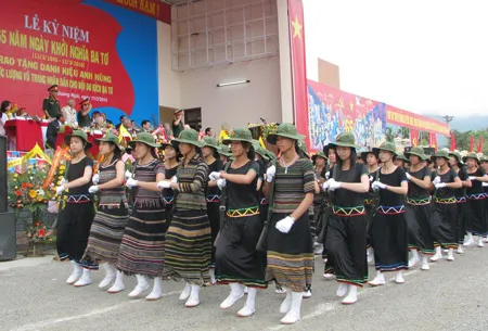 Nữ dân quân huyện Ba Tơ duyệt binh tại lễ mít tinh