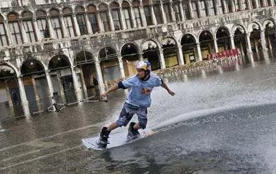Lướt sóng trên quảng trường San Marco ở Venice