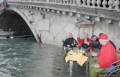 Vẫn nhậu vui vẻ trong nước ngập ở gần cầu Rialto