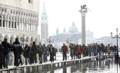 Khách du lịch đi trên cầu ván tham quan quảng trường San Marco