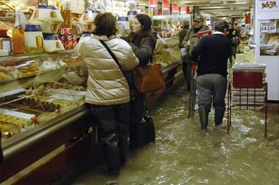 Khách hàng đứng dầm chân trong nước trong một tiệm bánh ngọt ở Venice