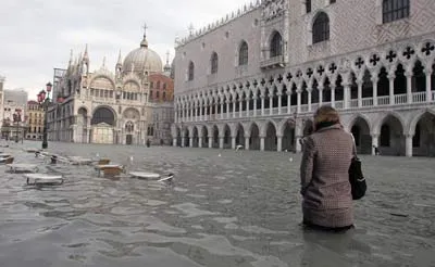 Bàn nghế của một quán ăn tại quảng trường San Marco bị ngập trong nước