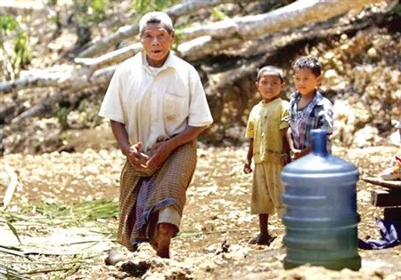 Cụ Viktor Jehabut, một người lùn ở làng Rampasasa được gán là “hậu duệ” người “hobbit”. Ảnh: AP