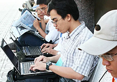 Việc truy cứu thông tin trên mạng dễ dàng vẫn không làm phai nhạt văn hóa đọc. Ảnh: AN DUNG