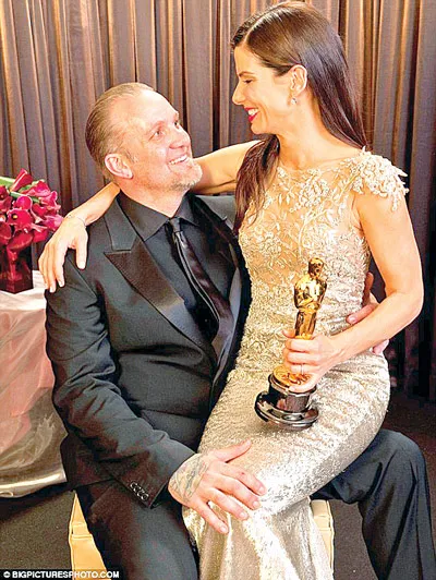 Jesse James, chồng Sandra Bullock chúc mừng vợ sau sân khấu lễ trao giải Oscar. Ảnh: BIGPICTURESPHOTO
