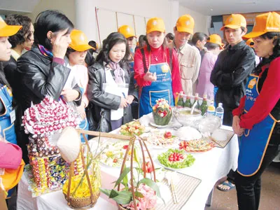 Ban giám khảo đang chấm điểm tại hội thi “Cùng Sacombank trổ tài nội trợ"